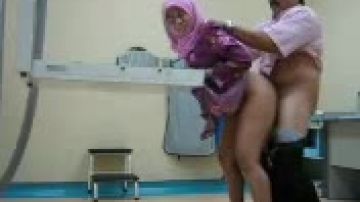 Doktor Melayu Sex - Malaysian doctor bangs married woman in test room - PORNDROIDS.COM