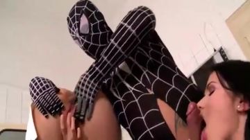 Spiderman bzyka dwie laseczki