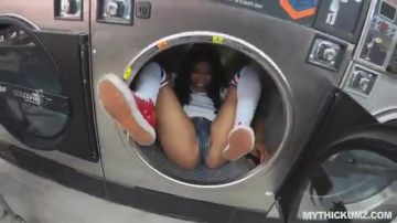Fucking thick big tit black chick at laundromat