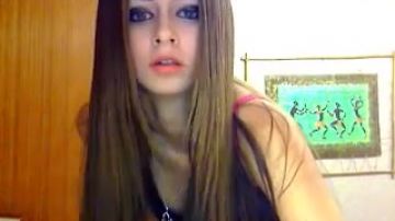 Brunette sexy et mince de déshabille pour la webcam