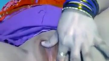 Bhabhi's deep pussy fingering session