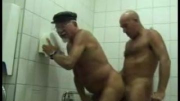 Yaşlı gey Alman tuvalette sikişiyor