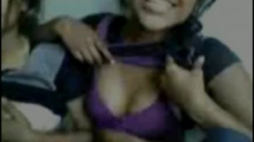 Une étudiante indienne cochonne qui montre ses seins