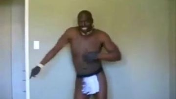 Verrückter afrikanischer Typ verführt vor Kamera
