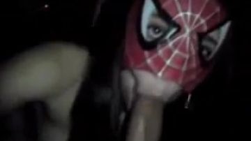 Spidergirl fa un pompino ad un grosso cazzo