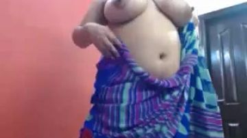 Busty Indian momma flaunts her goods