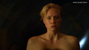 Brienne de Tarth se da un baño con Jamie