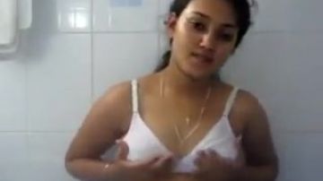 Sri Lankan Sex Girls Porn - Sri Lanka cam girls plays with her boobies - PORNDROIDS.COM