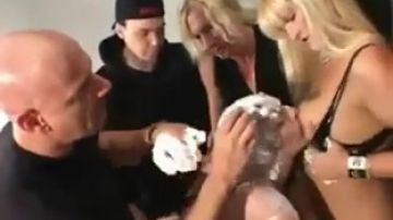 Sie rasieren ihr beim Ficken den Kopf