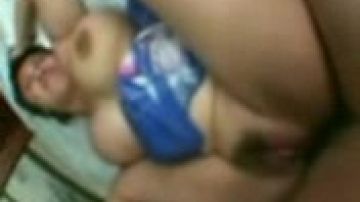 Elle fait ressortir le sperme de son vagin