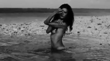 Alessandra Ambrosio se pasea desnuda