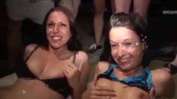Chicas goteando semen en sexo en grupo